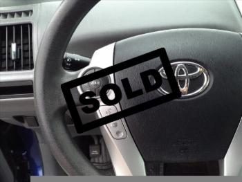 2013 Toyota Prius v thumb11