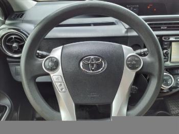 2016 Toyota Prius c thumb13