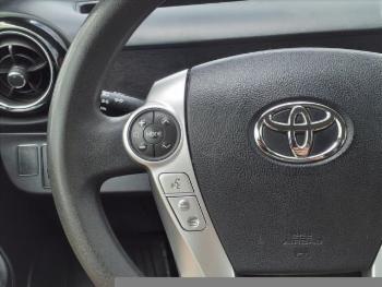 2016 Toyota Prius c thumb12
