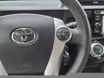 2016 Toyota Prius c thumb11
