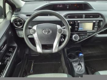 2016 Toyota Prius c thumb21