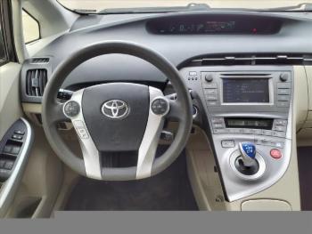 2013 Toyota Prius thumb12