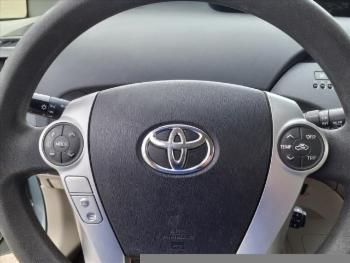 2013 Toyota Prius thumb6