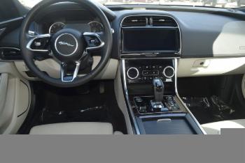 2020 Jaguar XE thumb1