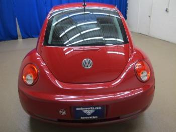 2010 Volkswagen New Beetle thumb16